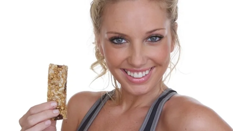 אישה אוכלת חטיף אנרגיה