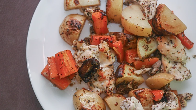 חזה עוף עם תפוחי אדמה וירקות בתנור