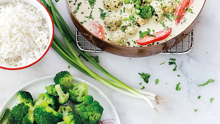 קציצות עוף וירקות בקארי ירוק