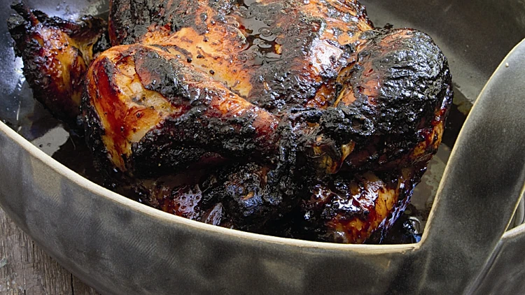 עוף שחור בשזיפים