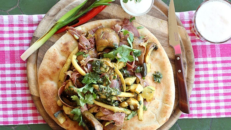 מעורב ירושלמי של שוק טלה ופטריות יער