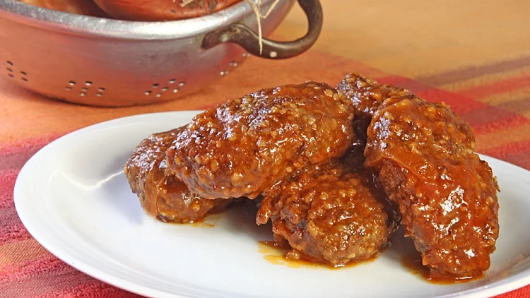 מתכון לקיפטה - קציצות בשר עם אגוזים ברוטב עגבניות