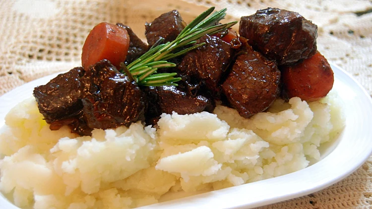 נתחי בשר בשזיפים עם פירה