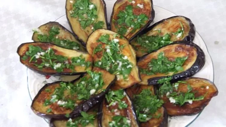 חצילים עם פטרוזיליה ושום