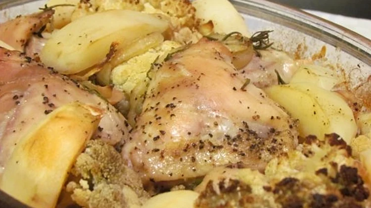 עוף בתנור עם תפוחי אדמה וכרוביות