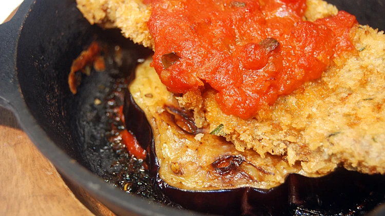 אסקלופ שייטל עם חצילים ורוטב עגבניות