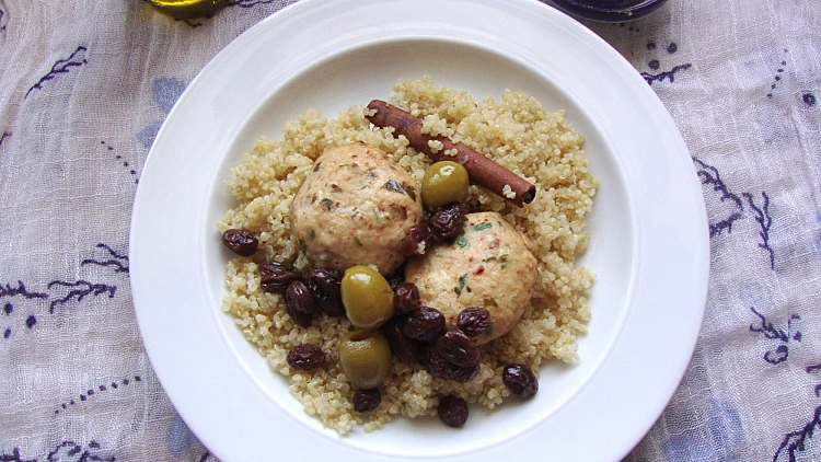 קציצות עוף עם זיתים וצימוקים בתוספת קינואה
