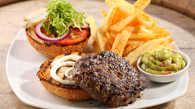 המבורגר עם צ'יפס של רשת קפה קפה