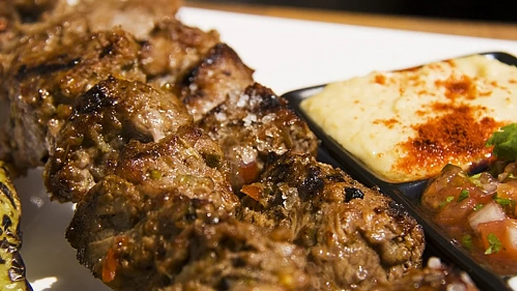 קבב עם צלוחית חומוס