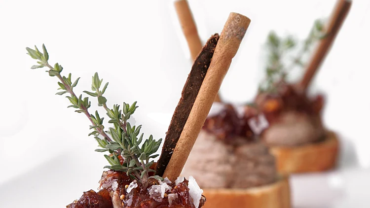 פטה כבד עם בגט וריבת תאנים