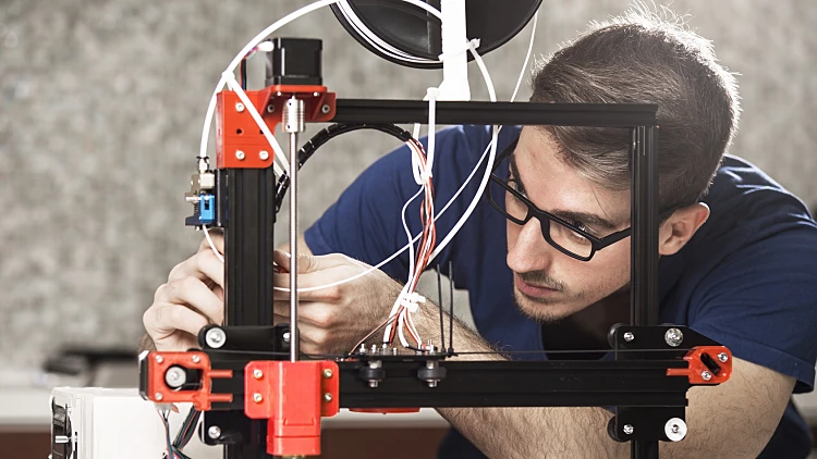 מייקר בפעולה