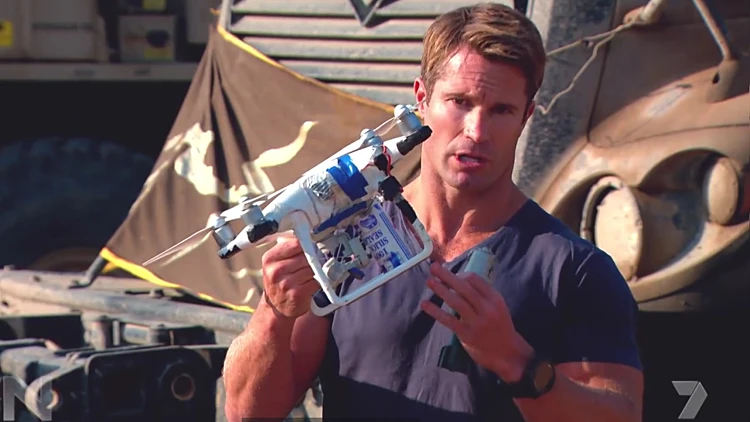 דנהם היצ'קוק, כתב תוכנית תחקירים אוסטרלית, עם רחפן חבלה של דאע"ש