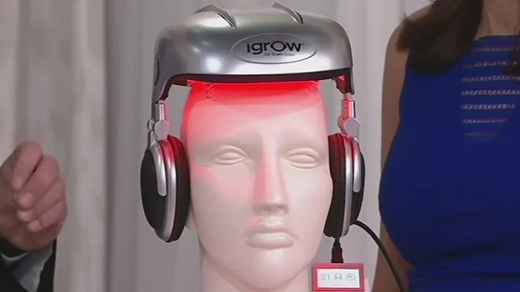 קסדה שאמורה להצמיח שיער, של חברת אפירה, בתערוכת CES