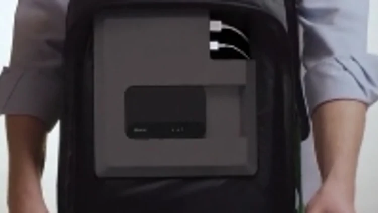 תיק שמטעין מכשירים חשמליים