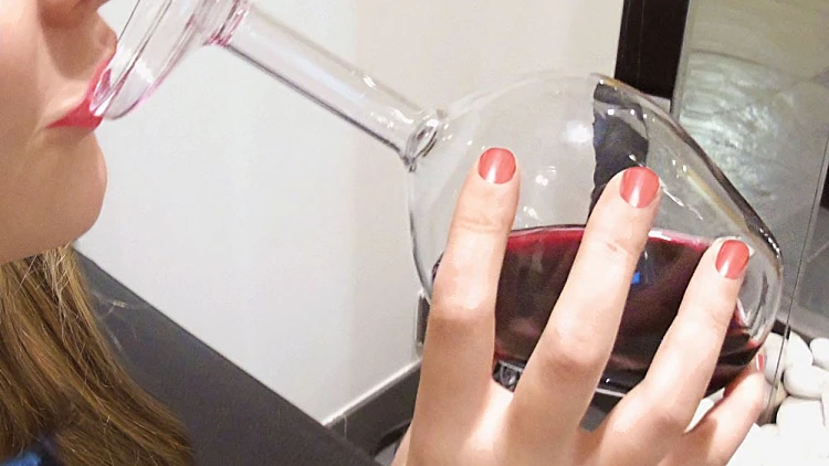 כוס יין הפוכה