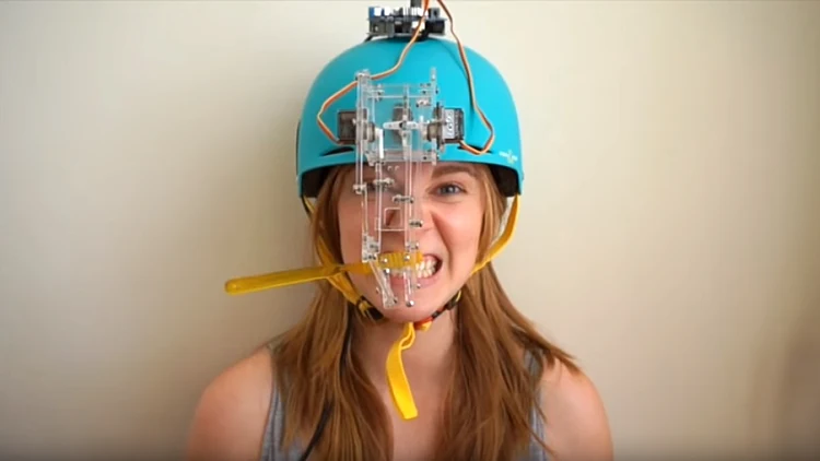 מי הממציאה הצעירה שהמציאה קסדה לצחצוח שיניים?