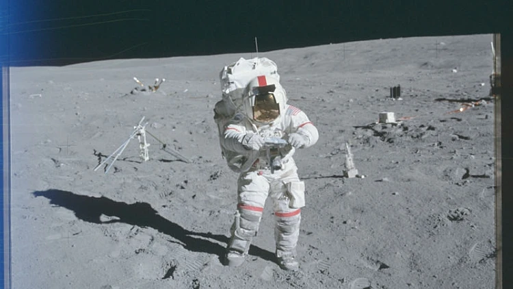 ארכיון התמונות של משימות אפולו נפתחת לקהל הרחב