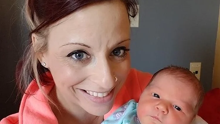 התינוקת מתה מהרפס: "אל תתנו לאנשים לנשק את התינוק שלכם"