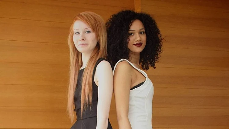 הלם טוטאלי: בחיים לא תאמינו מה הקשר בין שתי הנשים הצעירות האלו