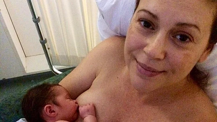 אליסיה מילאנו מניקה