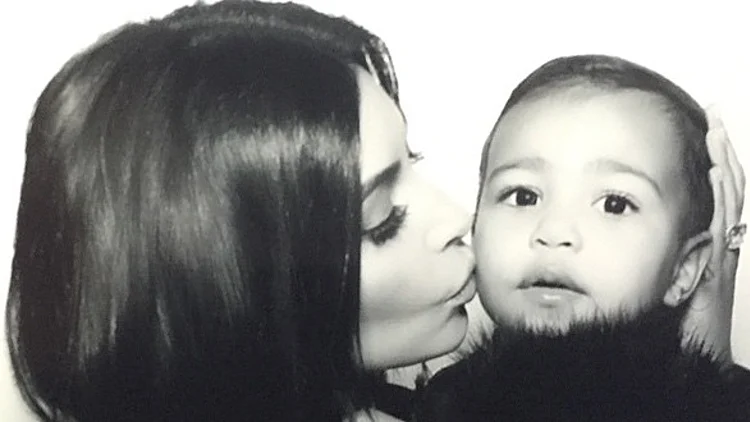 מחממים את הבייביז בסערה: קים קרדשיאן והבת