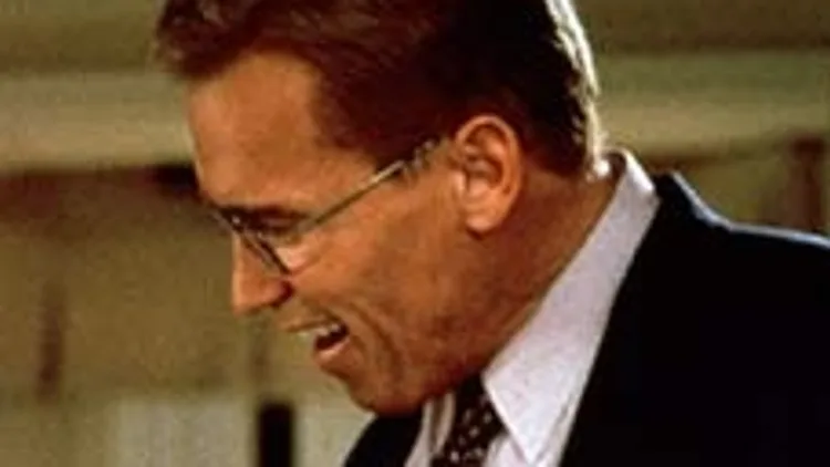 בסרט "ג'וניור"