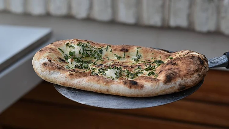 פוקאצ'ה פטריות וגבינת עזים