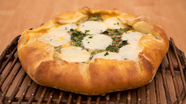 מאפה עגבניות, מוצרלה ועשבי תיבול