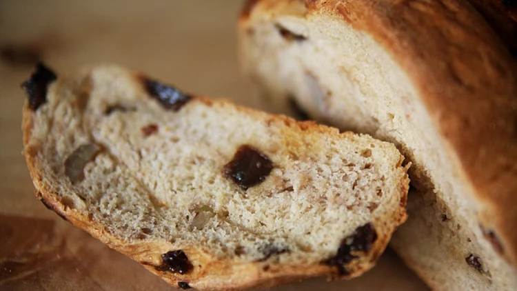 מתכון ללחם עם צימוקים ואגוזים