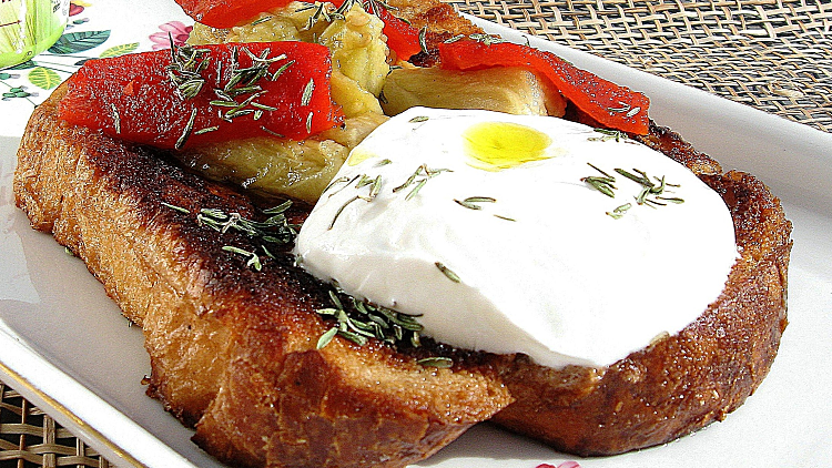 חלה מטוגנת עם אנטיפסטי וגבינת עיזים