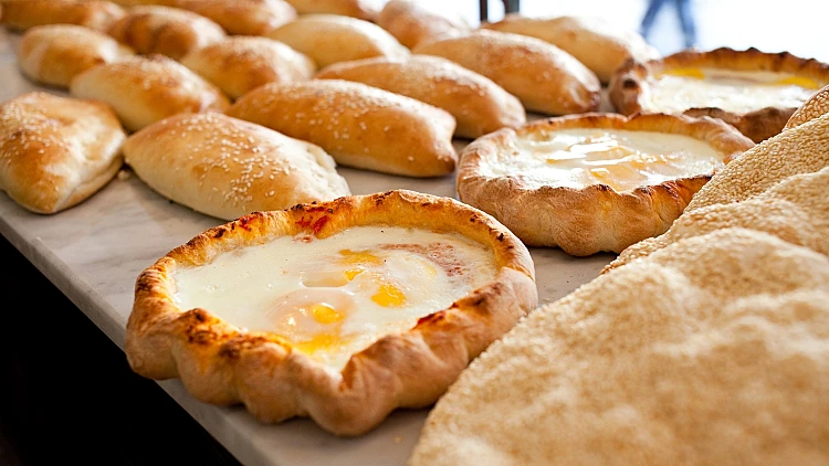 מתכון למאפה עם רוטב עגבניות וביצה