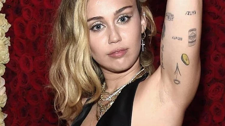 מיילי סיירוס חושפת שחי