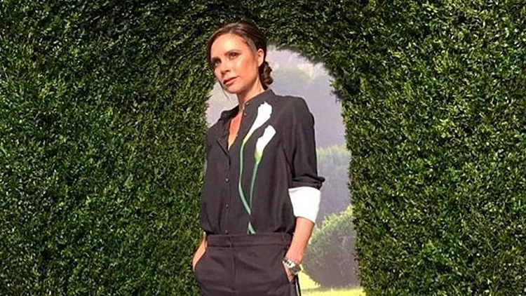 חיוך עושה קמטים. ויקטוריה בקהאם