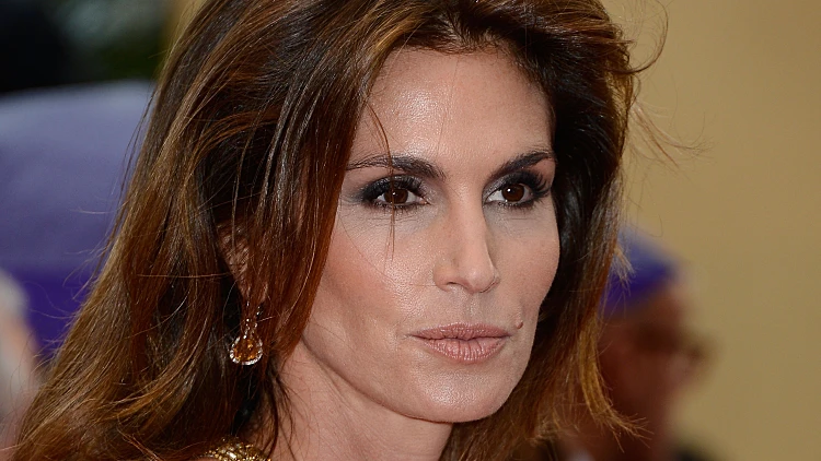 סינדי קרופורד עשתה רעש עם תמונות מפתות ללא פוטושופ בגיל 50, ואז פורשת מעולם הדוגמנות