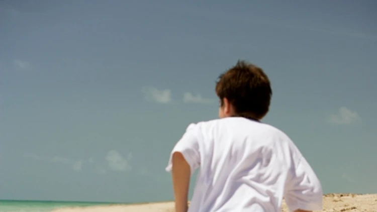 ילד רץ על החוף