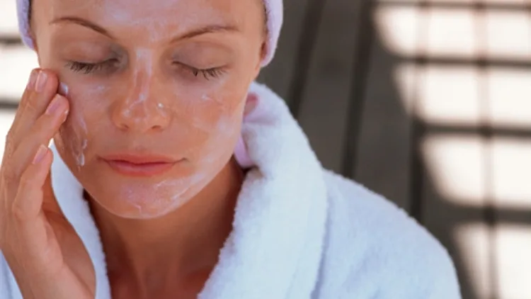 מורחת קרם פנים