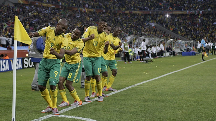 שחקני נבחרת דרום אפריקה חוגגים את שער הבכורה במונדיאל 2010