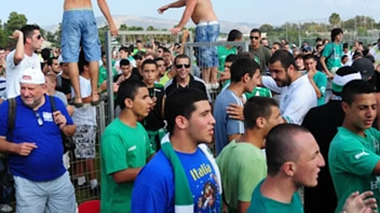 אוהדי מכבי חיפה פורצים למגרש האימונים