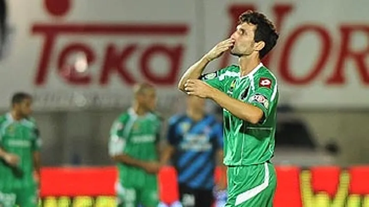 בנאדו שולח נשיקה לקהל