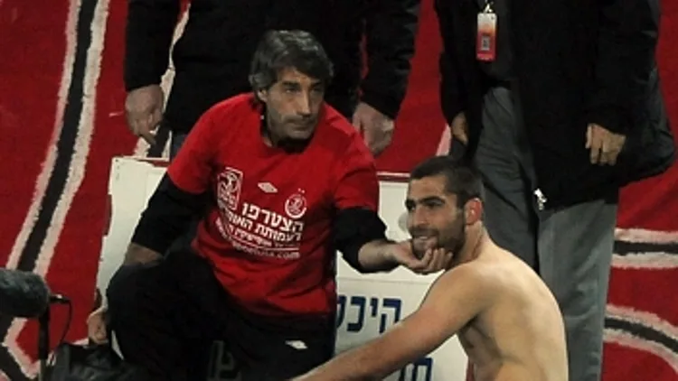 שכטר יושב פצוע במשחק מול עכו