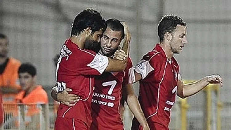 בן בסט חוגג שער