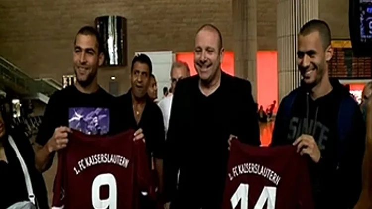 איתי שכטר וגילי ורמוט עם חולצות קייזרסלאוטרן