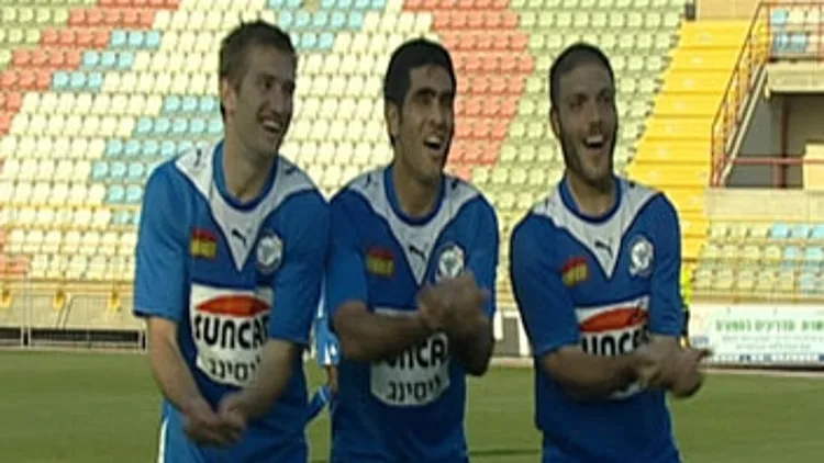 שחקני ראשון חוגגים עלייה לליגת העל