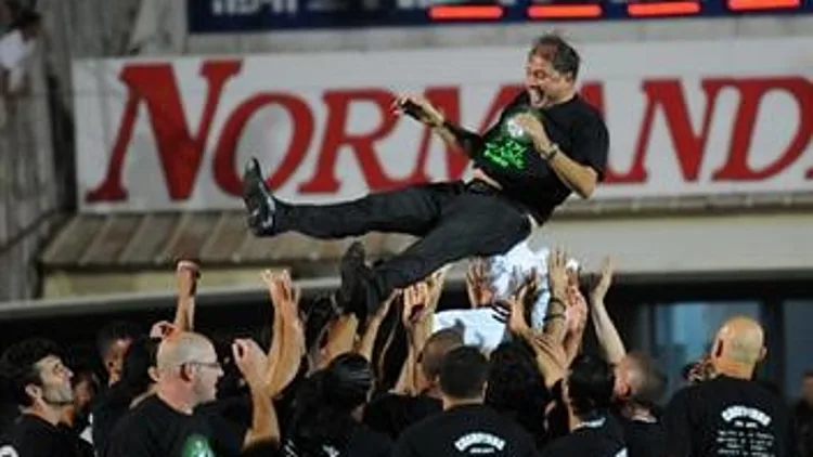 אלישע לוי חוגג עם השחקנים