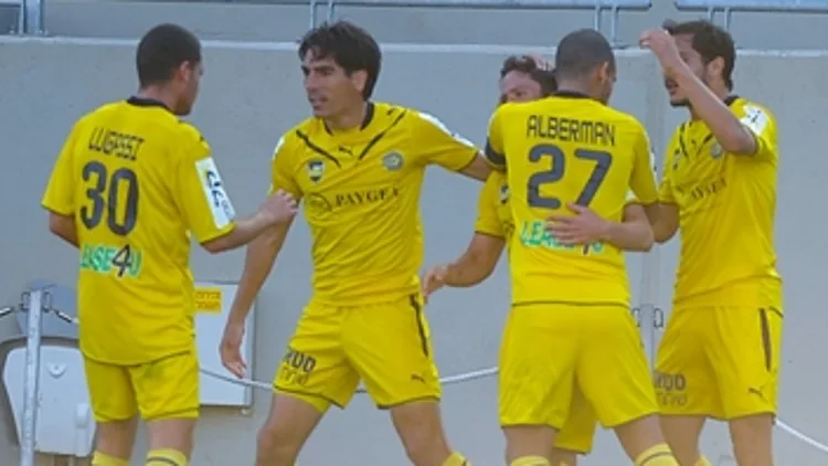 שחקני מכבי תל אביב חוגגים מול קרית שמונה