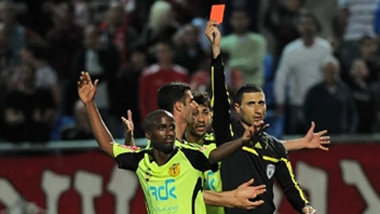 חכמון מוציא אדום לאלי דסה בגביע