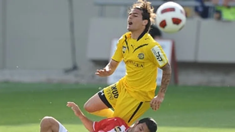 בוזגלו מתוקל במשחק על ידי שחקן באר שבע