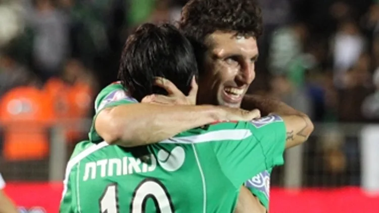 אריק בנאדו מחבק את ליאור רפאלוב