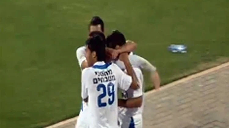 שחקני הפועל פתח תקוה חוגגים