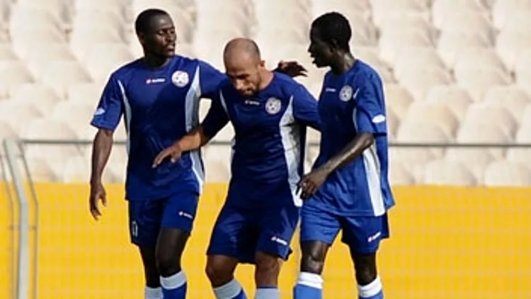 שחקני אשקלון חוגגים ניצחון בחיפה